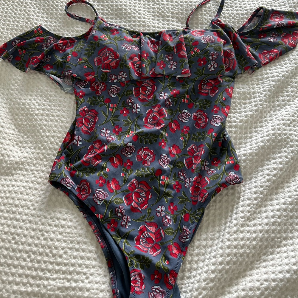 NWOT Woman’s one piece bathing suit